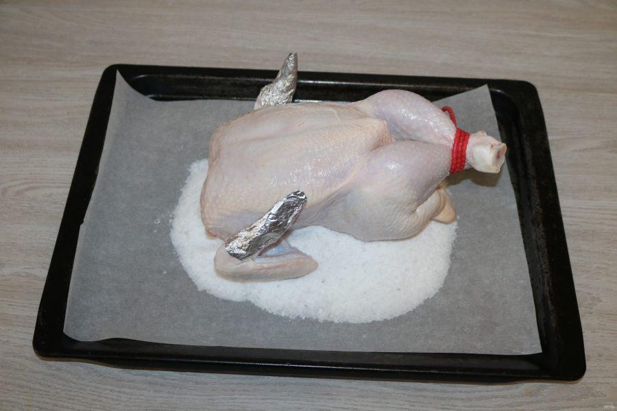 Курица запеченная на соли. Курица в духовке с солью на противне целиком. Курица запеченная на соли в духовке.