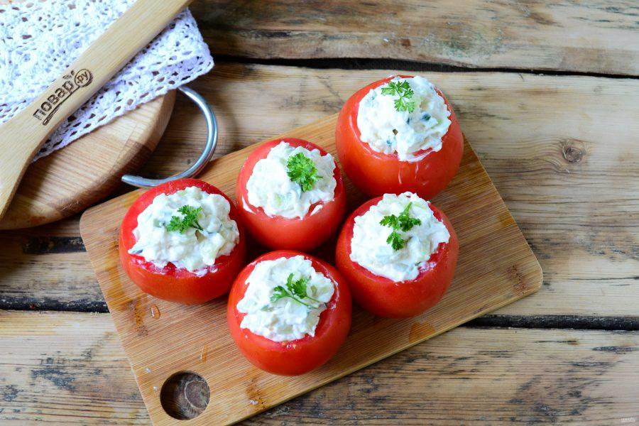 Помидоры, фаршированные сыром и огурцами