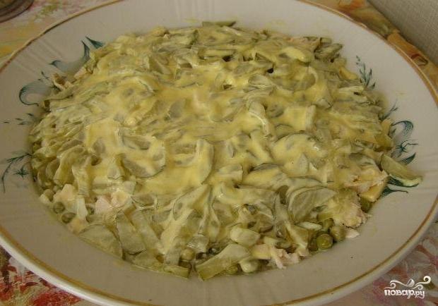 Куриный салат с солеными огурцами